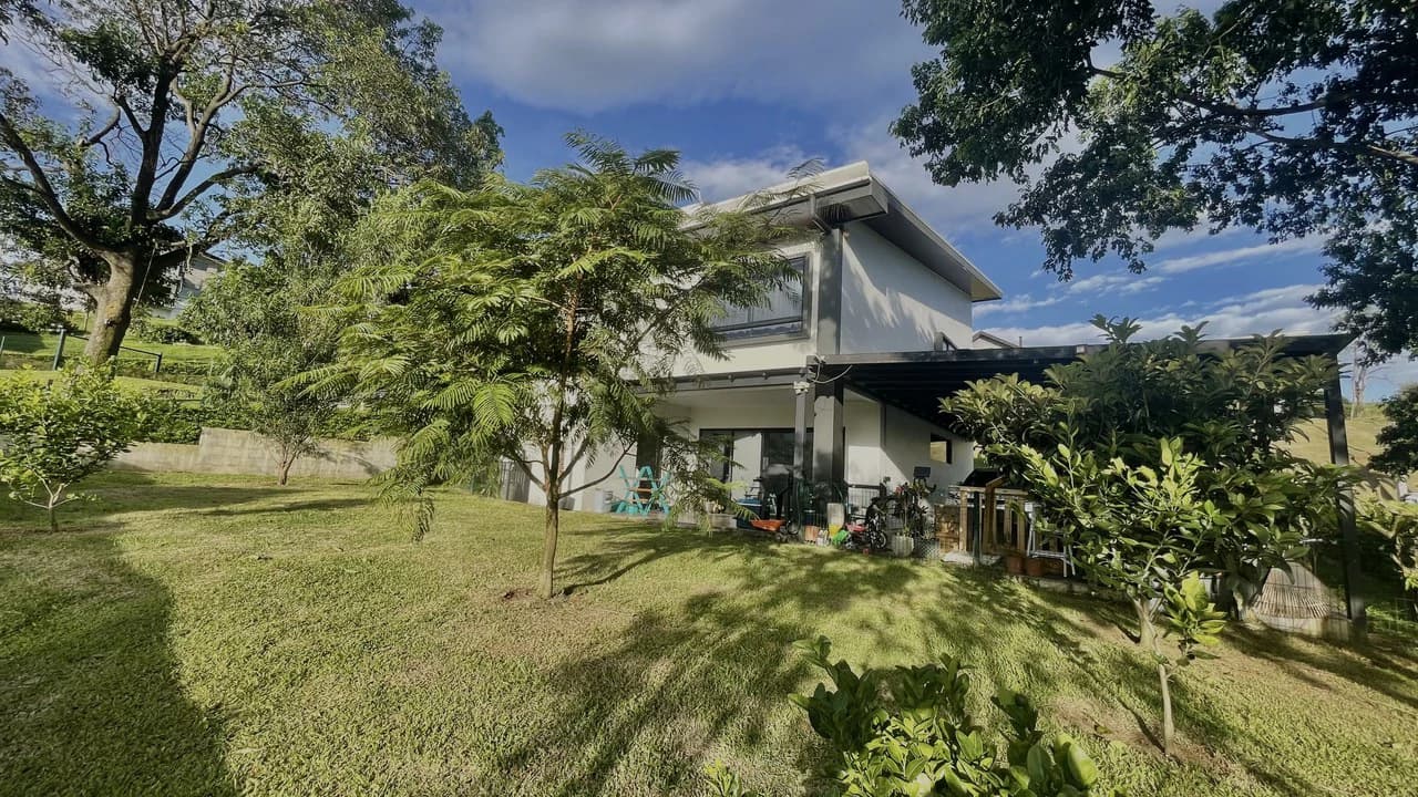 Casa 40 Grecia: Modern 4-BR Country Estate in Grecia | 4-Car Covered Garage, Solar Hot Water, First-Floor Bedroom & River Trails - photo 21