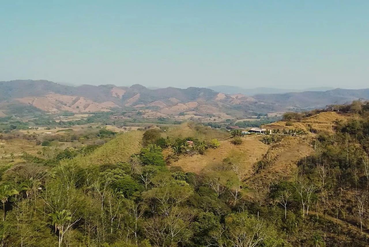 Finca Las Nubes: Amazing 75 Hectare / 185 Acre Finca, with a 300 m2 Main Home and Pool Built above the Clouds - photo 9