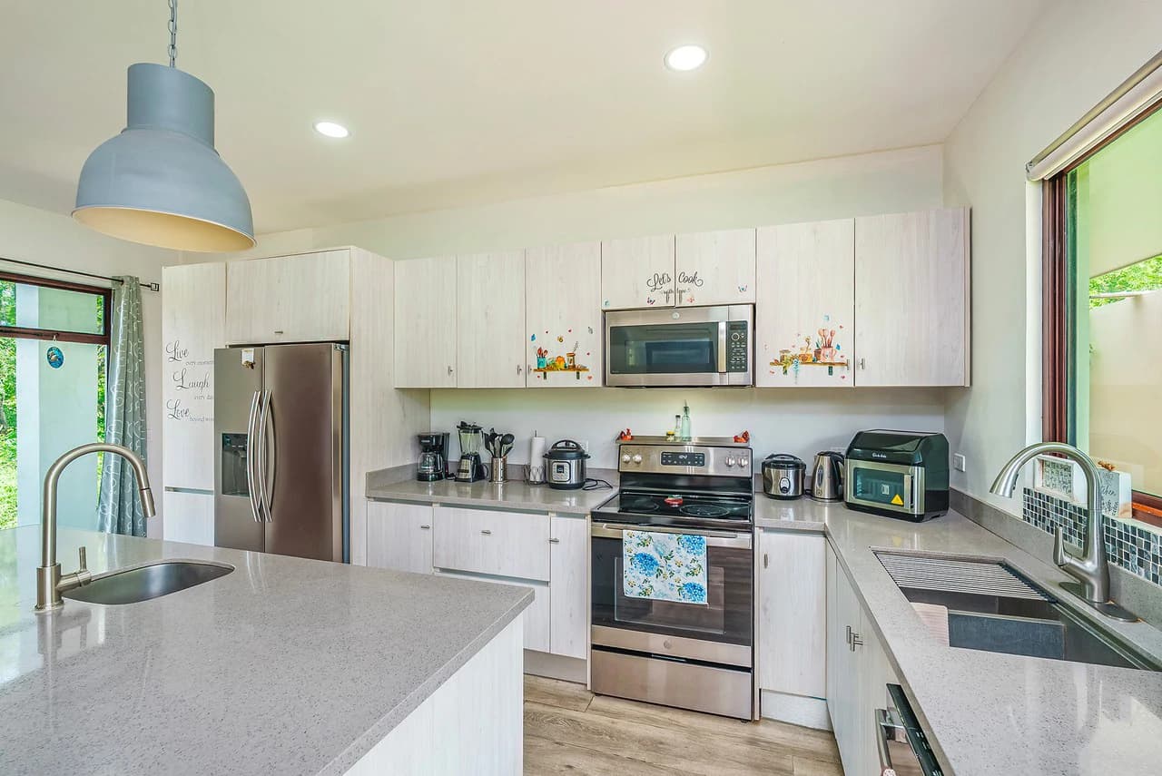 Casa Tuga: 4BR Ocean View Home with Pool, Steps from the Beach - photo 18