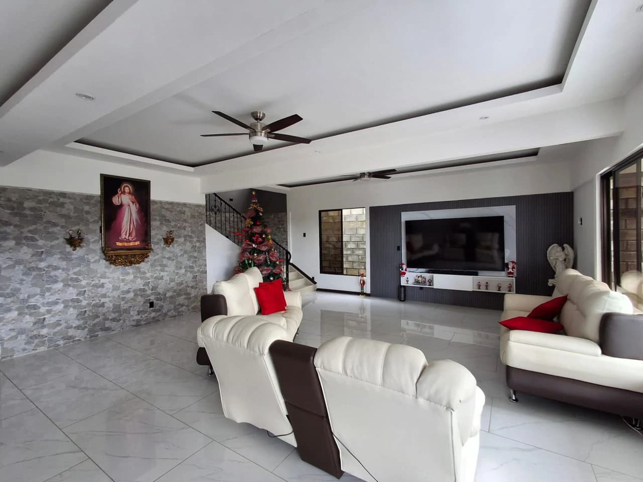 Casa Vista!: 3 level Cityview Hilltop Estate + 27,980m2 - photo 3
