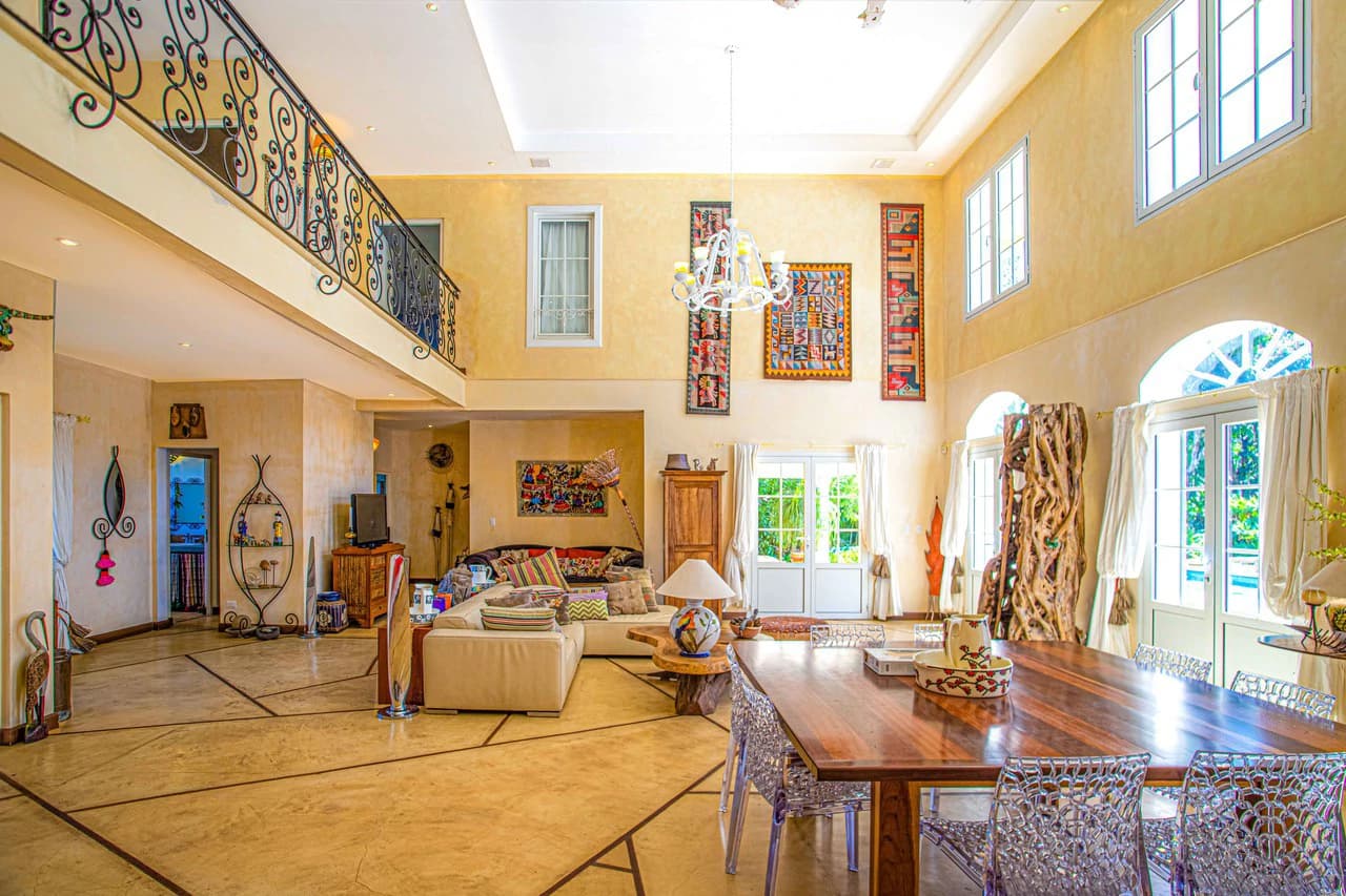 LUXURY PROPERTY HOUSE AND 5 APARTMENT SANTA ANA: Incredible property to live or invest. Ideal for single space. . This beautiful property measures 4857 m2 of lot with a street front of 23m2 and 432 m2 - photo 2