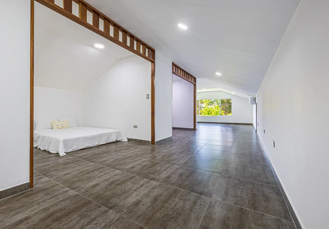 Exceptional 5-Bedroom Residence on Los Laureles Street – Prime Location & Versatile Layout - photo 16