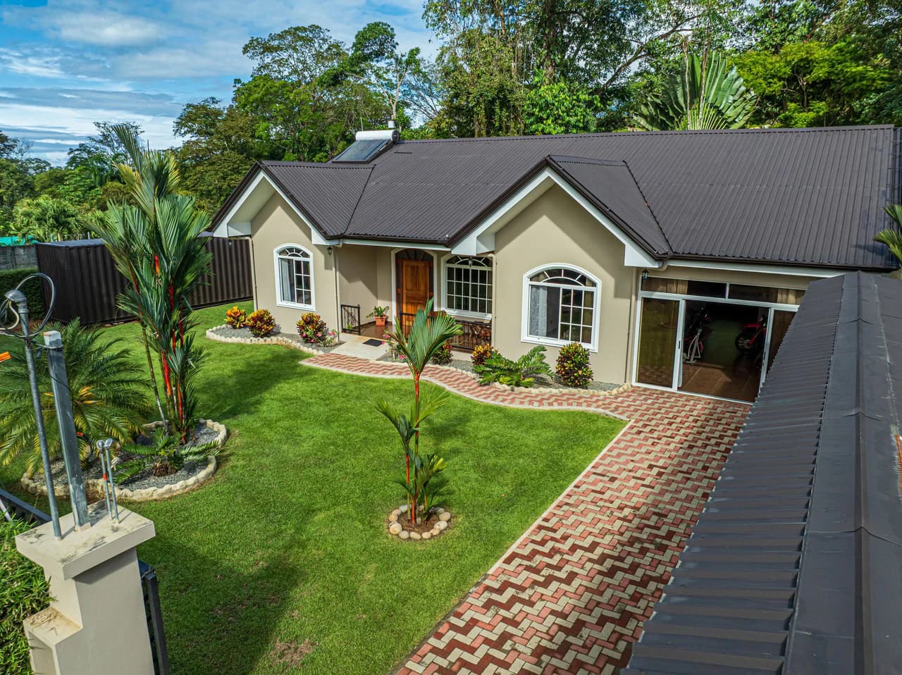 Exceptional 5-Bedroom Residence on Los Laureles Street – Prime Location & Versatile Layout - photo 25