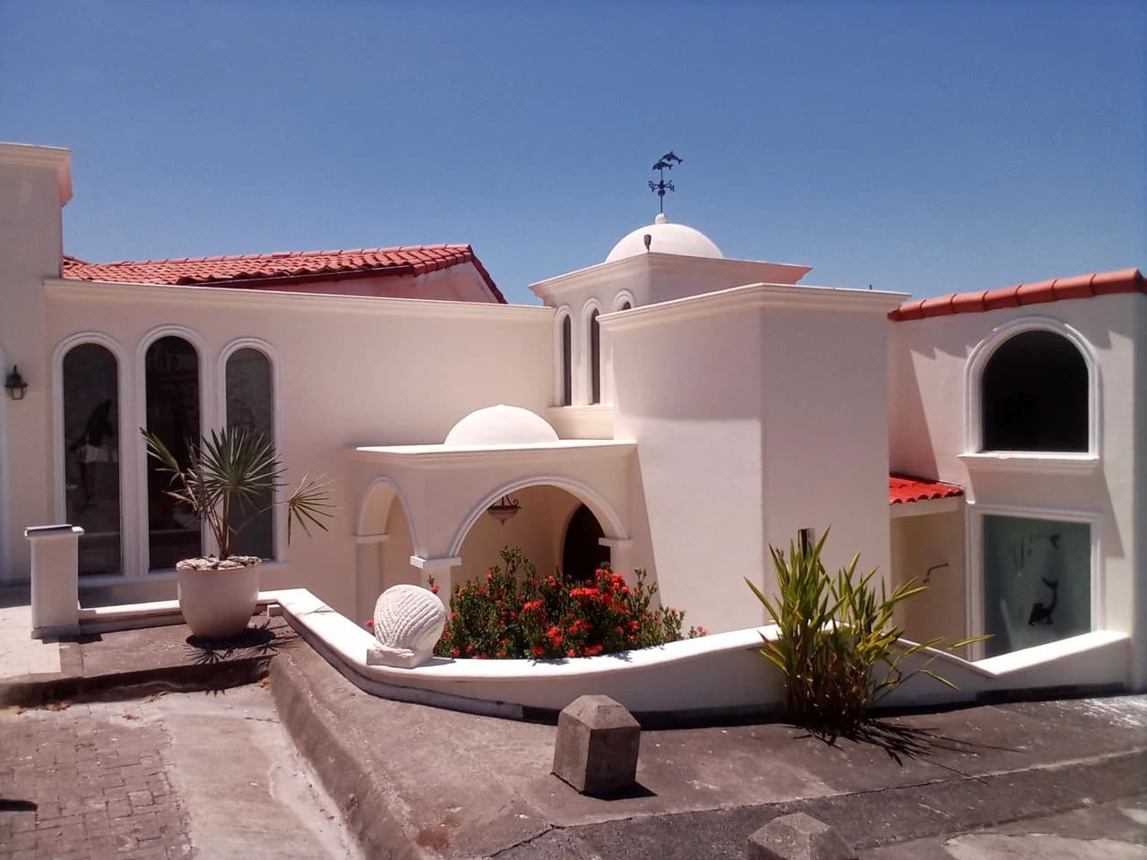 Celebrity Escape: Exquisite 4-Level Mansion with Private Infinity Pool in Altos Leona Mar! - photo 3