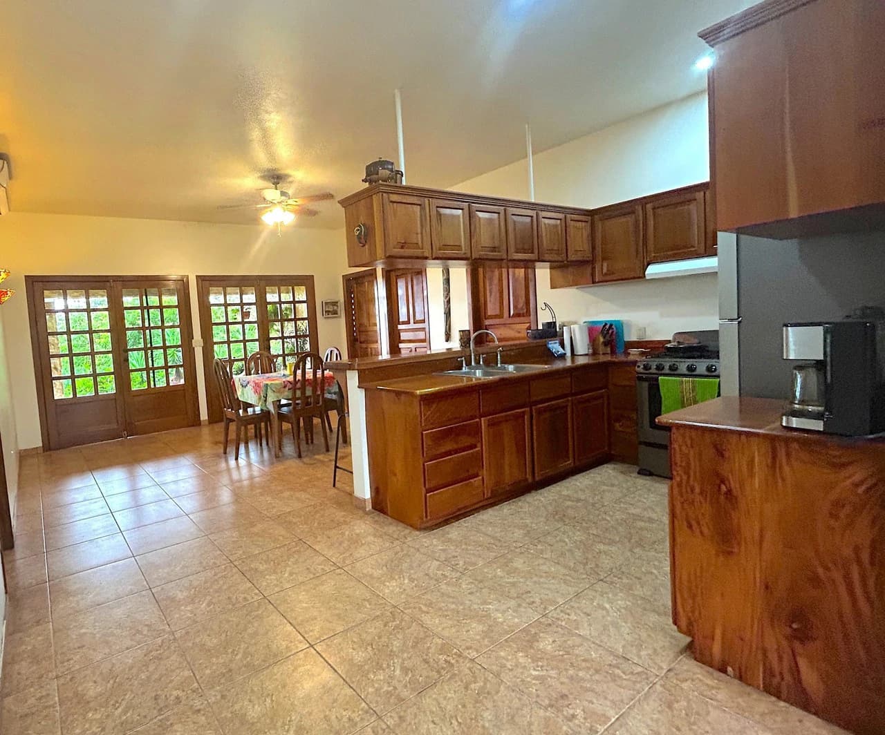 VILLA PIETRA: CAPTIVATING LAKE ARENAL ESTATE WITH GUEST CASITA - photo 11