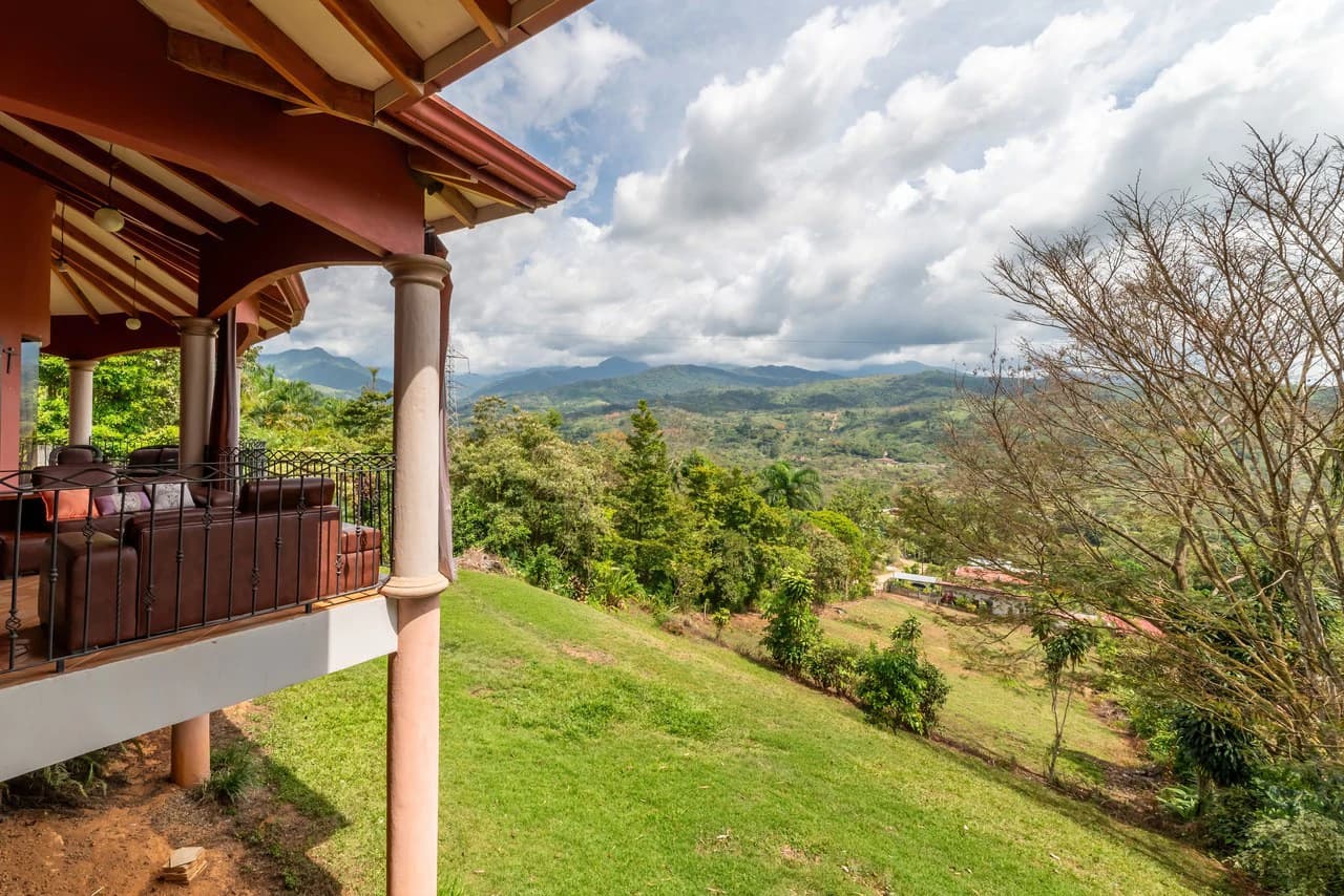 Spacious 5-Bedroom Colonial Home with 4 Bathrooms | La Bonita, Rivas - photo 5