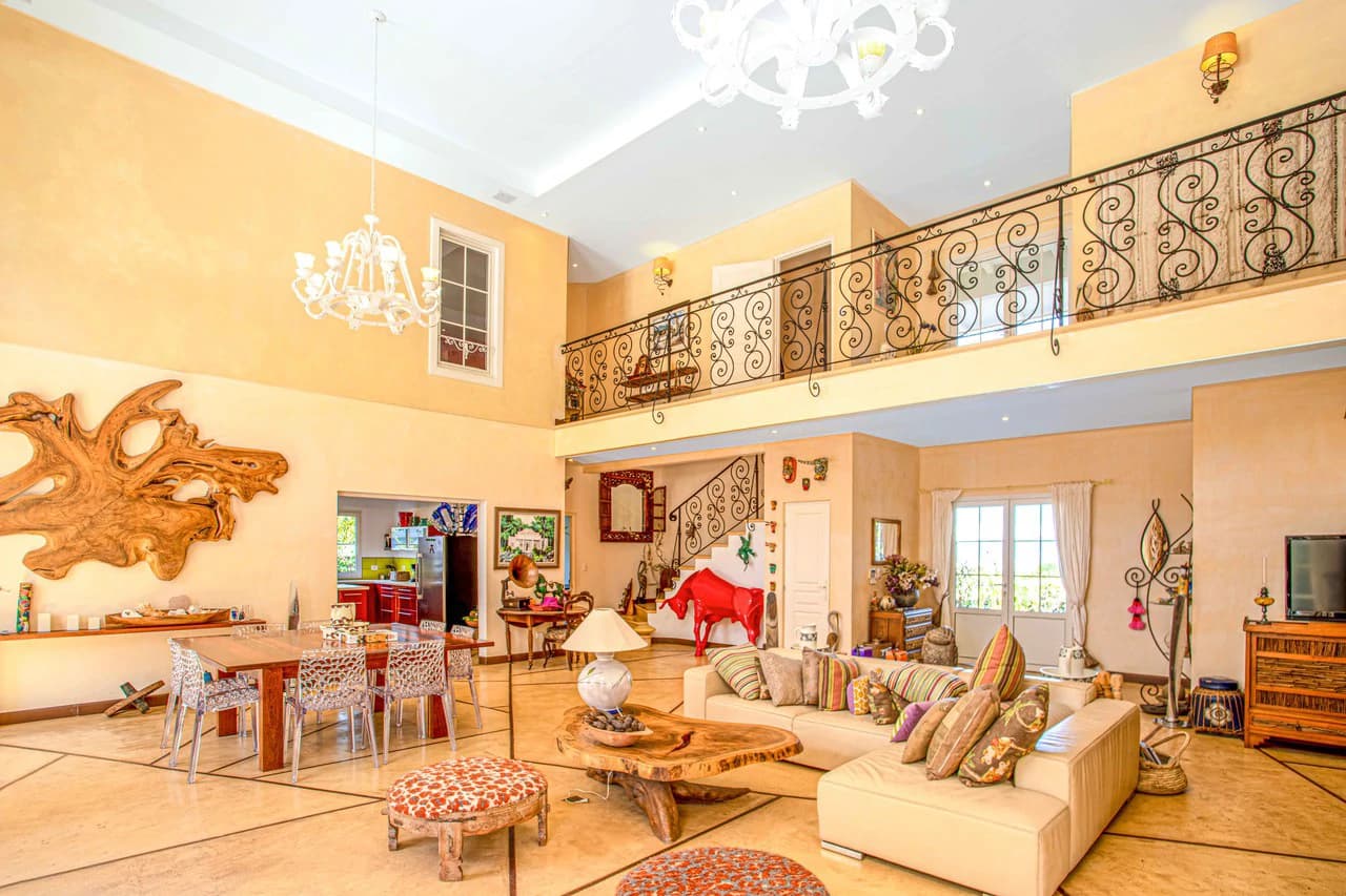 LUXURY PROPERTY HOUSE AND 5 APARTMENT SANTA ANA: Incredible property to live or invest. Ideal for single space. . This beautiful property measures 4857 m2 of lot with a street front of 23m2 and 432 m2 - photo 5