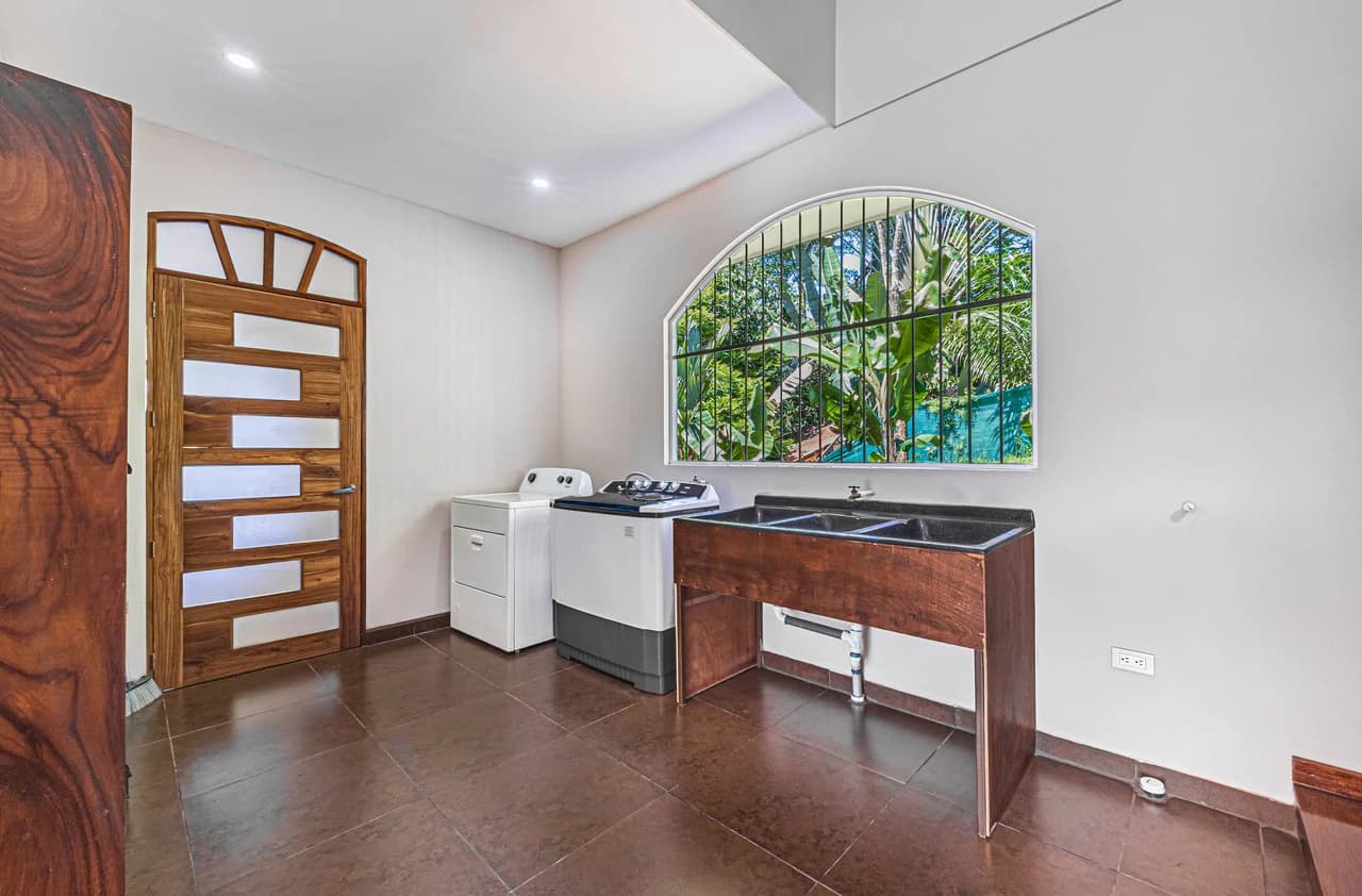 Exceptional 5-Bedroom Residence on Los Laureles Street – Prime Location & Versatile Layout - photo 24