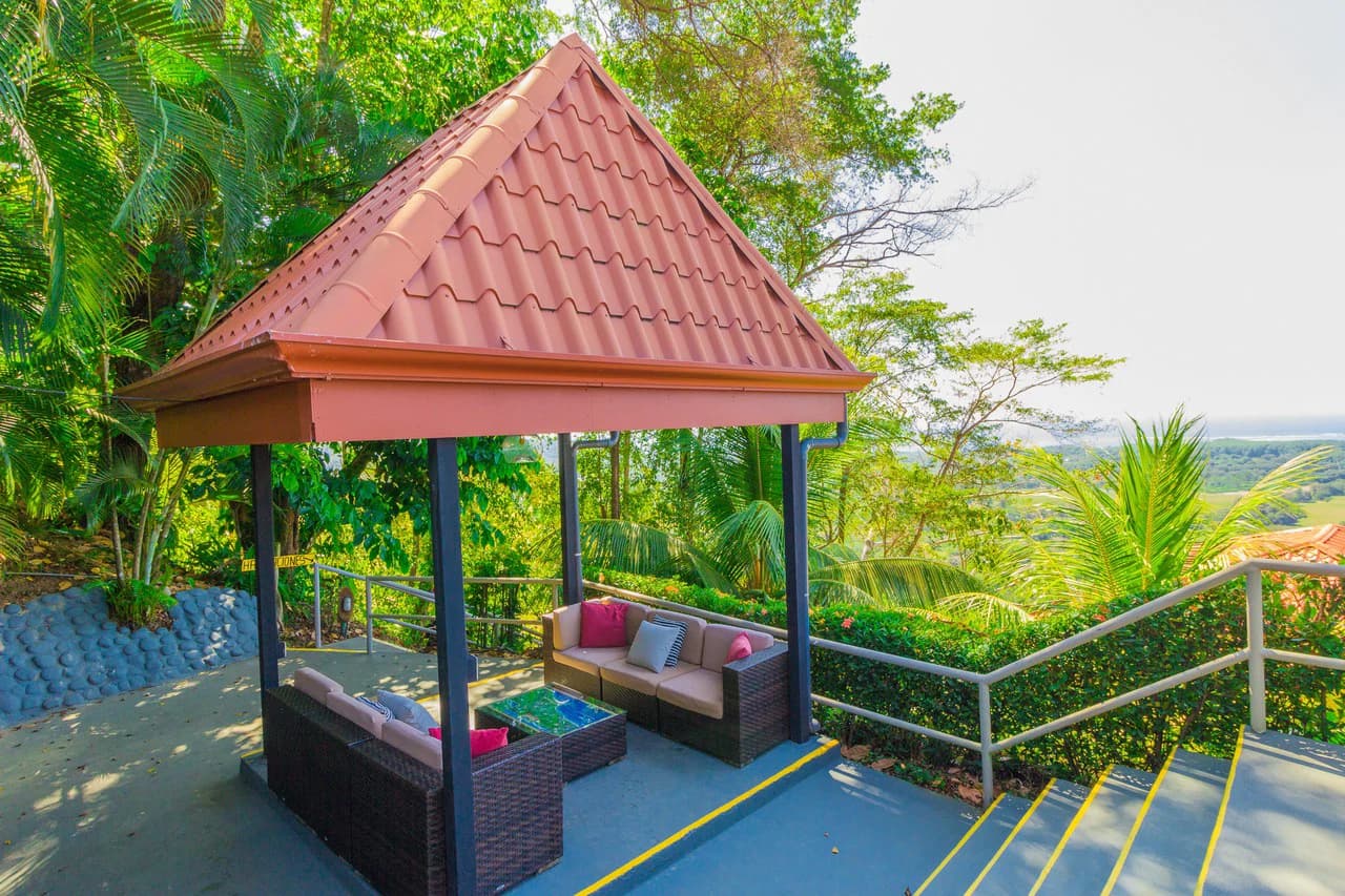 Popular 20-room Boutique hotel /retreat. Stunning ocean views - photo 15