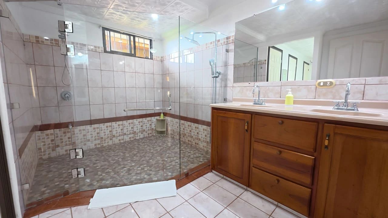 HOUSE FOR SALE, LOCATED IN THE CENTER OF PEREZ ZELEDON: Elegant and spacious turnkey house for sale in the center of Perez Zeledon - photo 9