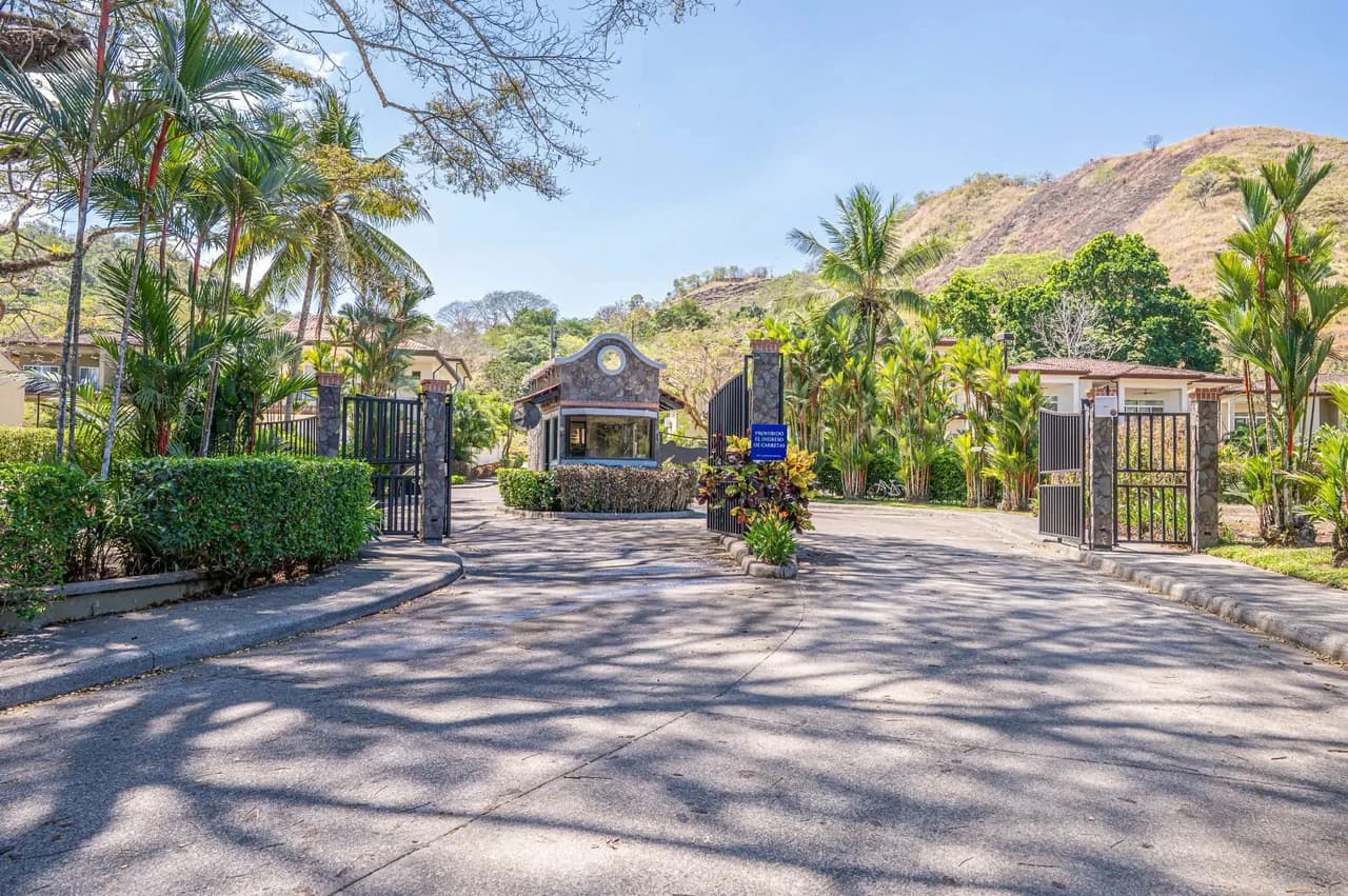 Peaceful and Secure 3BR Condo with Private Pool in Las Lomas - photo 4