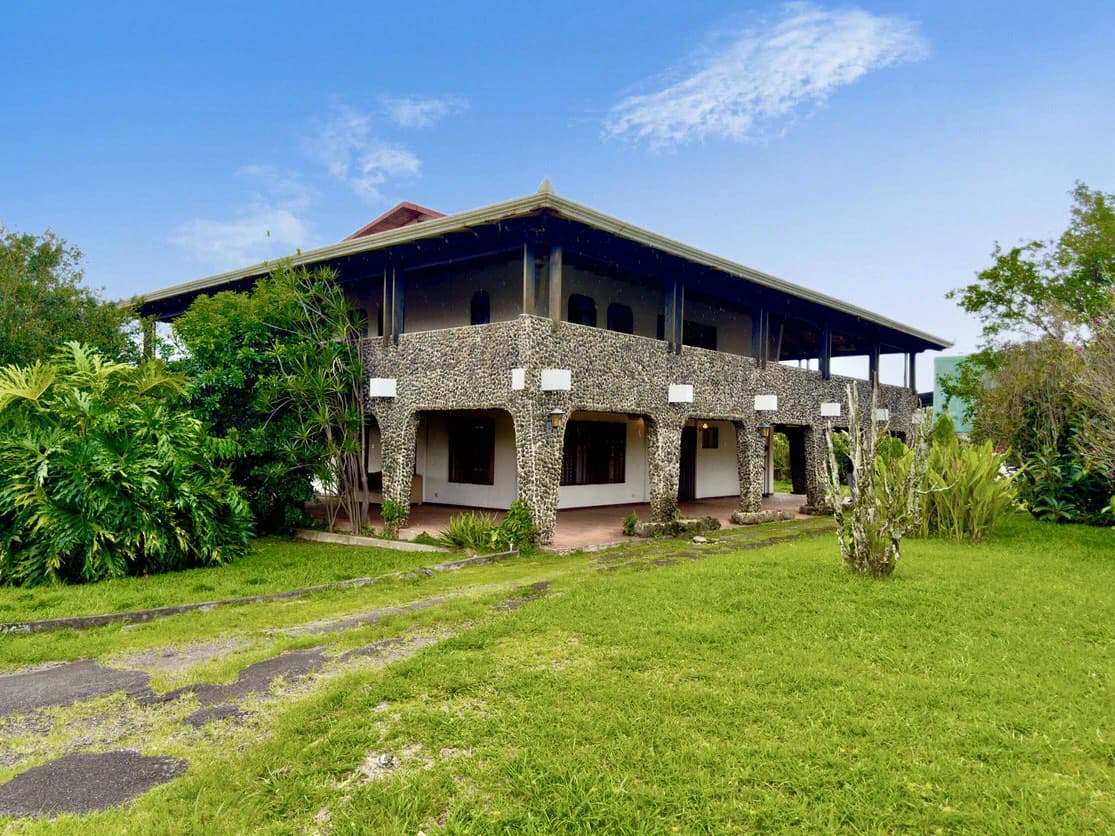 Casa Antigua: Beautiful old fashioned house with great piece of land in Barva Heredia