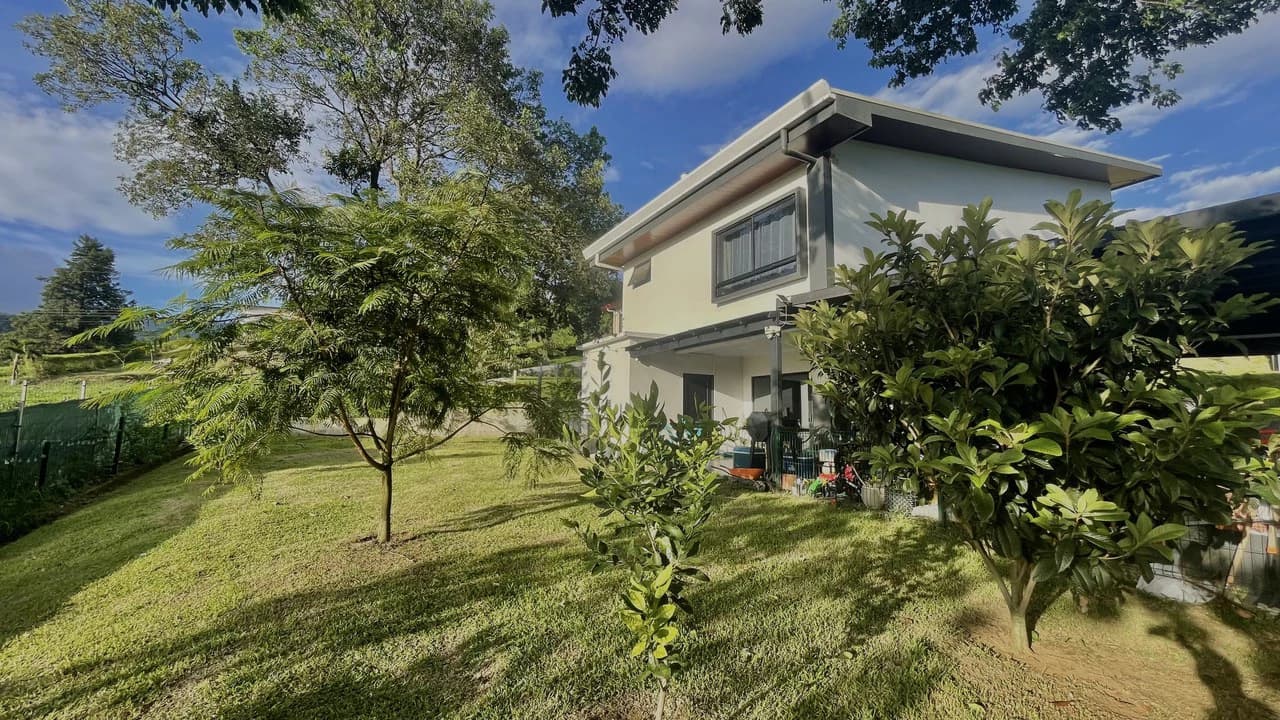Casa 40 Grecia: Modern 4-BR Country Estate in Grecia | 4-Car Covered Garage, Solar Hot Water, First-Floor Bedroom & River Trails - photo 4