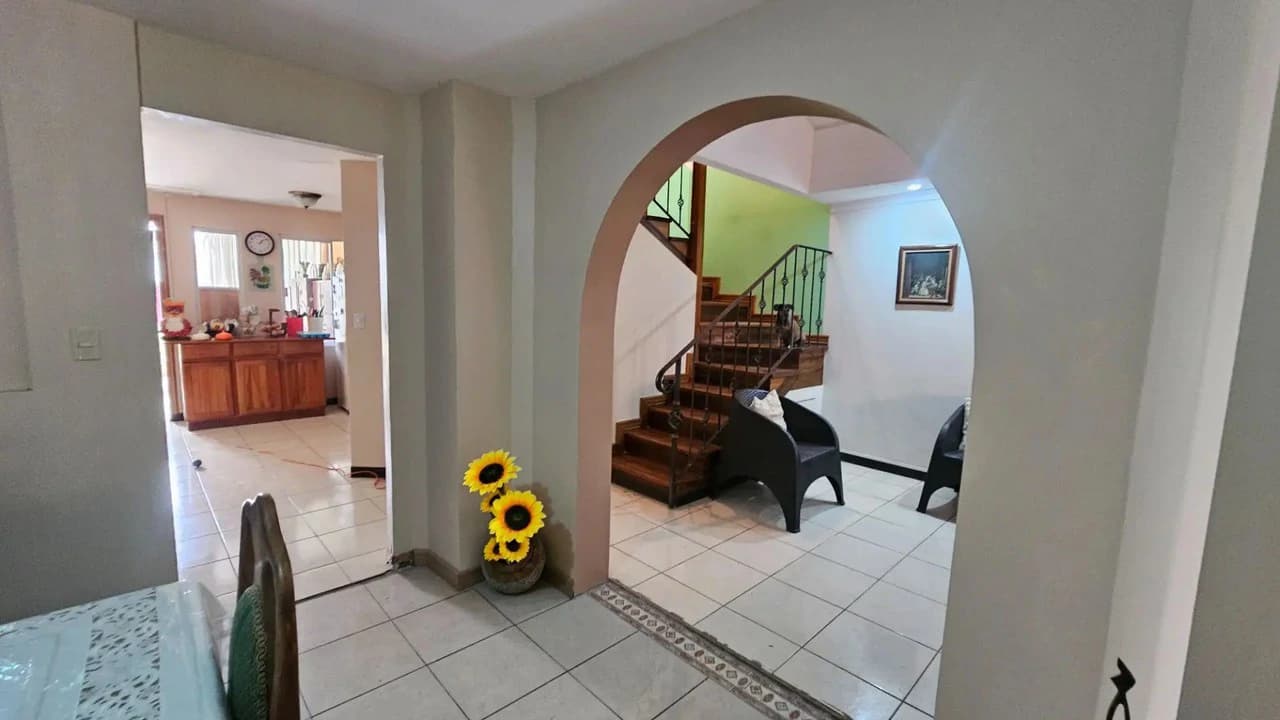 Spacious 6-Bedroom Family Home in Residencial Saint Clare, Moravia - photo 24