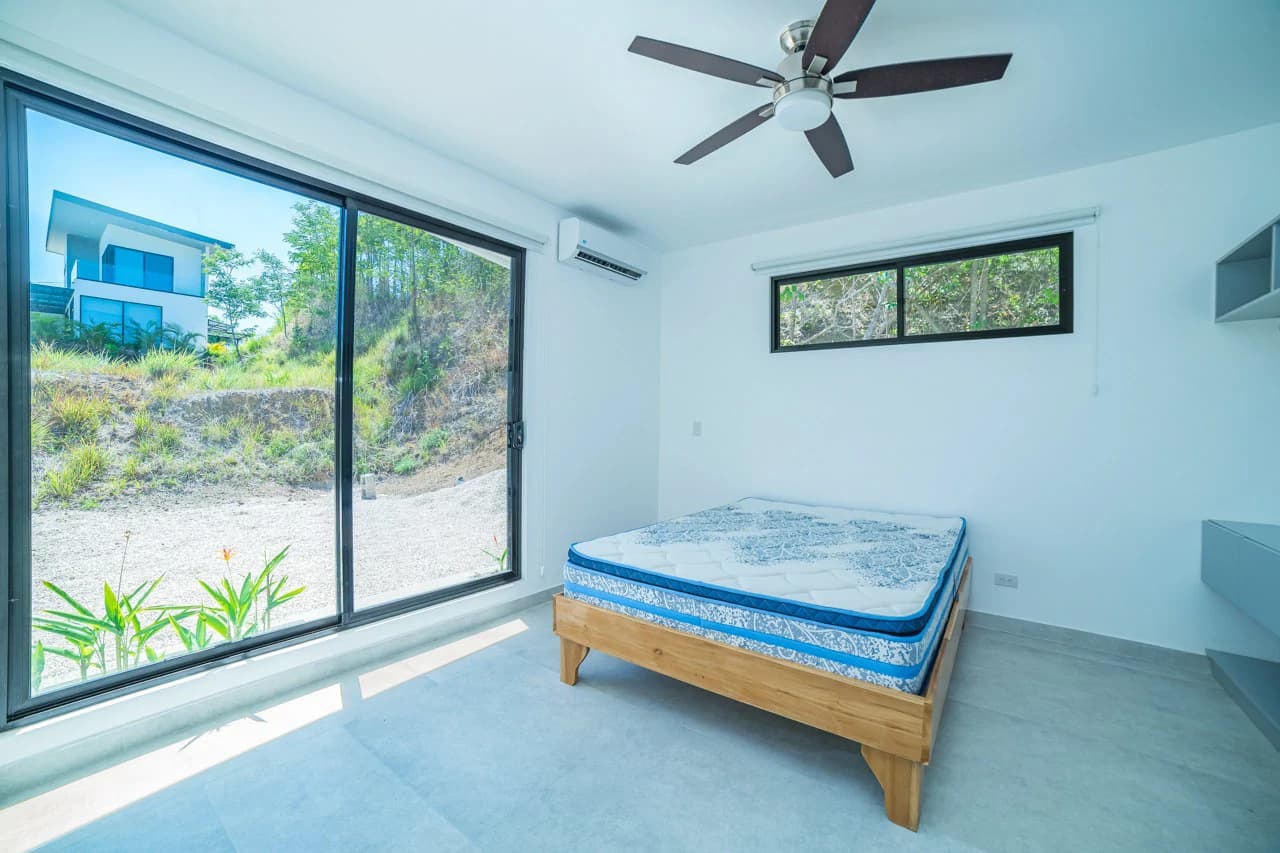Seaside Bliss: 2-Bedroom Home with Pool, Close to Pristine Beaches - photo 6