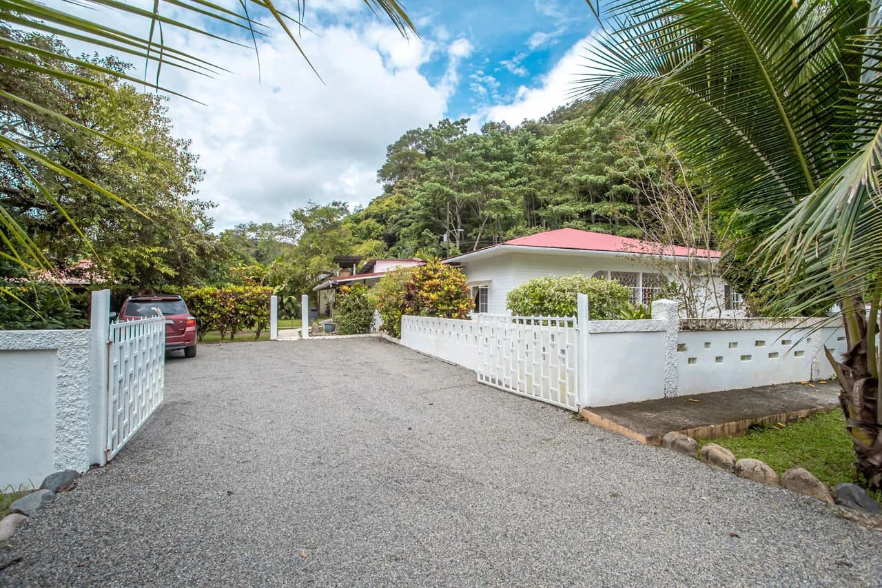0.81 ACRES – Turn-Key Riverside Business & 3 Bedroom Home Near Dominical!!!: Near the Coast and Riverfront Hotel/Resort/Hostel For Sale in Dominical - photo 4