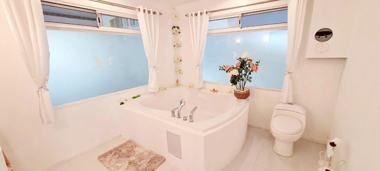 VILLA VIDA TRANQUILA - Modern Bright Home just above Lake Shore - photo 9