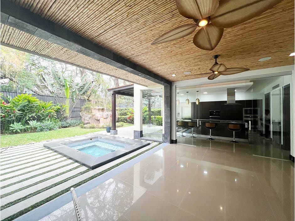 Hacienda Lindora: House For Sale in Lindora