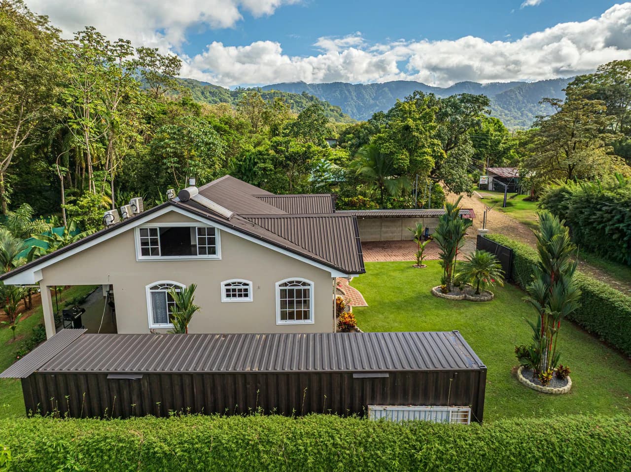 Exceptional 5-Bedroom Residence on Los Laureles Street – Prime Location & Versatile Layout - photo 37