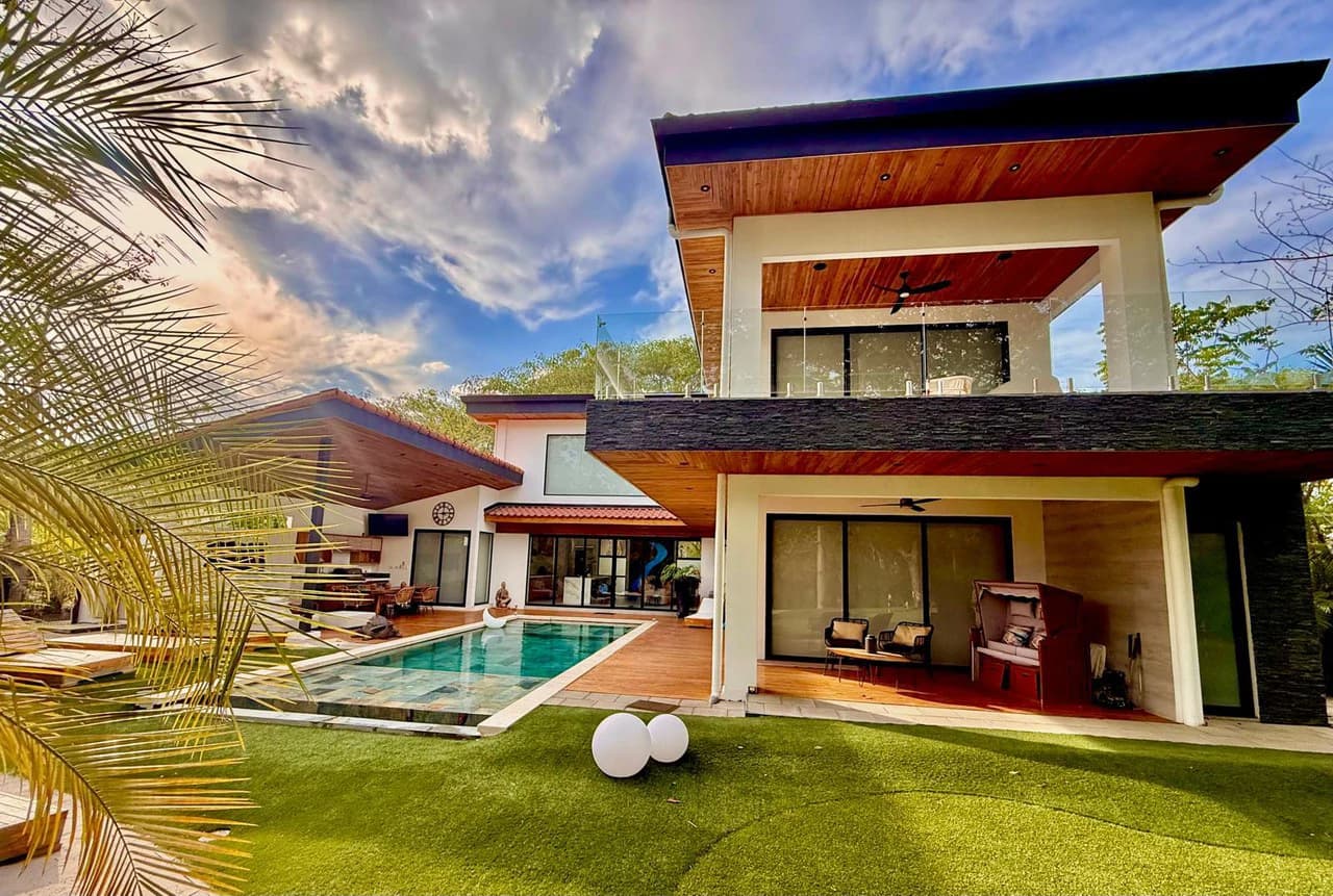 Casa La Ola Perfecta: Luxury 5-Bedroom Home with Pool, short walk to the Beach in Hacienda Pinilla