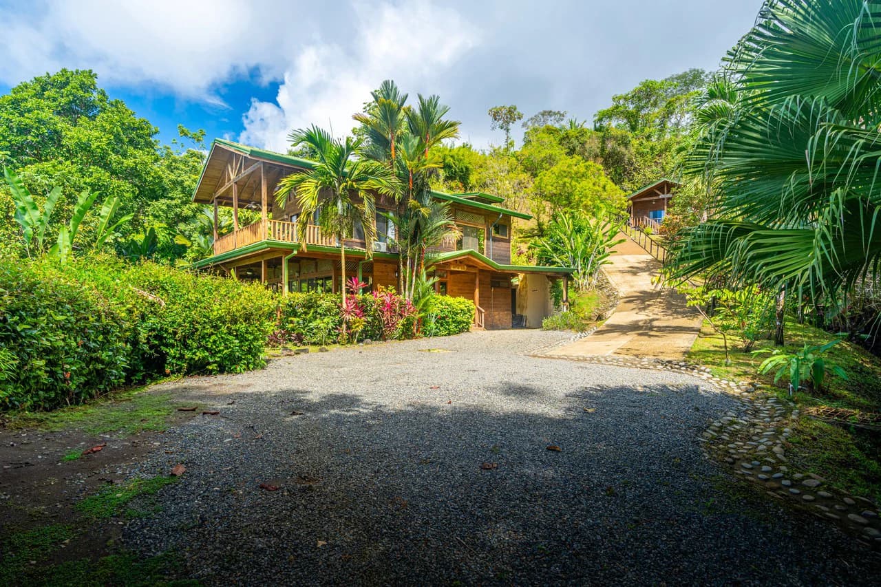 VILLA KRISTINA MARIA - 3.84 ACRES - PERLA DE BALLENA ESTATES: Mountain House For Sale in Bahía Ballena - photo 4