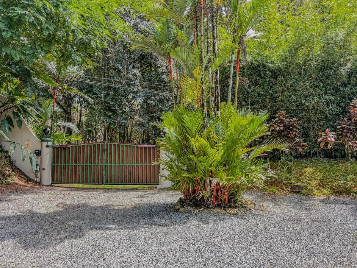 0.8 ACRES- 2 Bedrooms w/ Conversion Potential to 3 Bedrooms, 2 Full Bathrooms, Saltwater Pool, 8min to Dominical, and TWO 4×4 Vehicles Included!!! - photo 18