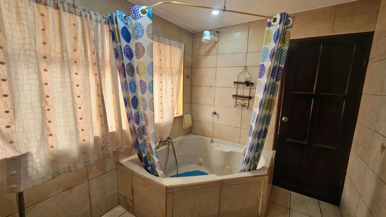 Spacious 6-Bedroom Family Home in Residencial Saint Clare, Moravia - photo 42