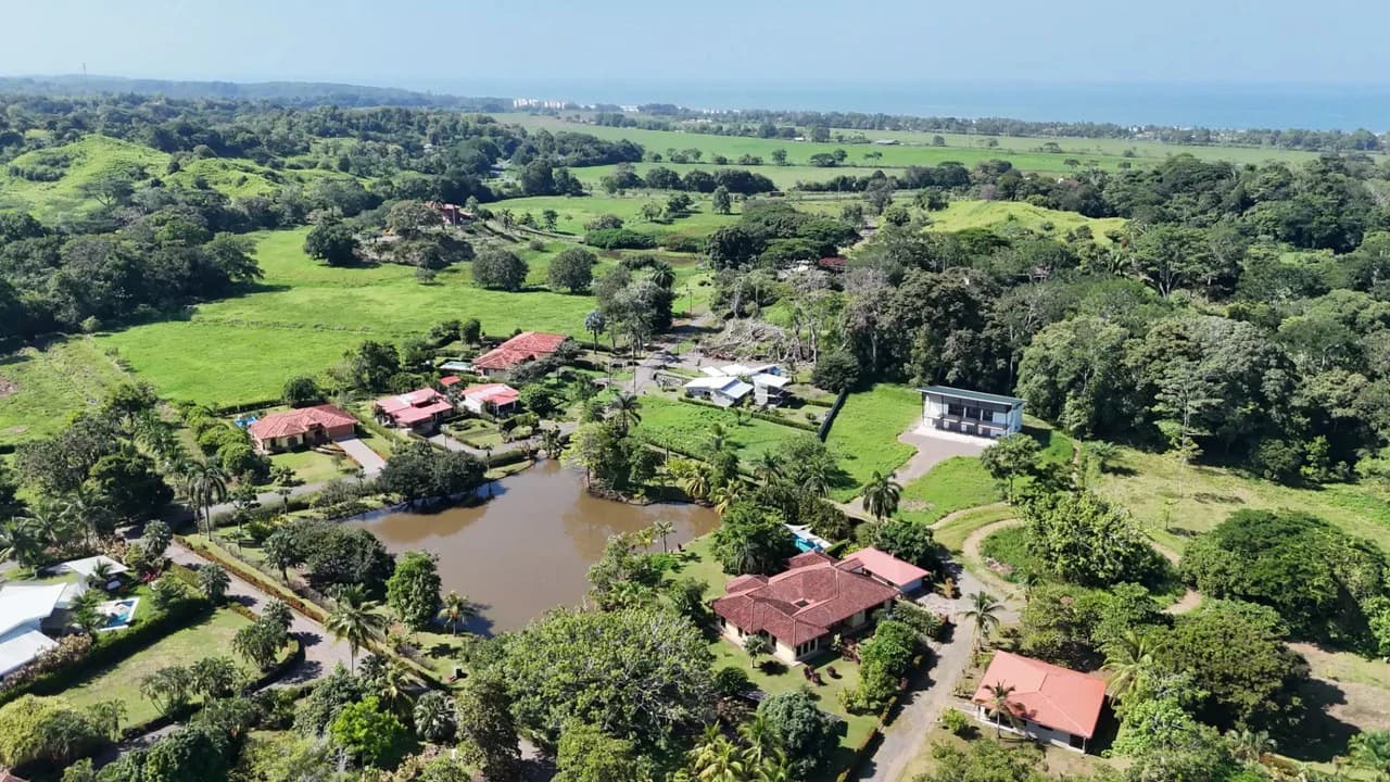 Tropical Luxury Estate with Private Lake, Pool & Prime Location Near Costa Rica’s Best Beaches: Near the Coast House For Sale in Parrita - photo 7