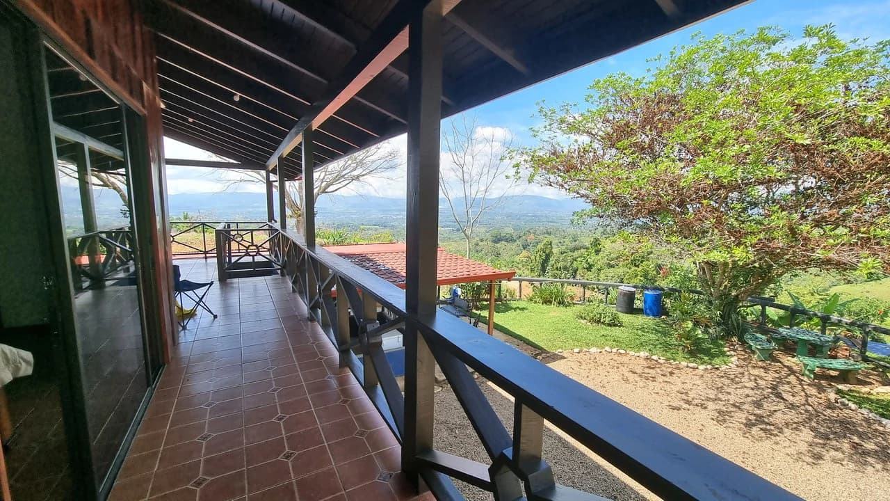 CASA SANTA ELENA: BEAUTIFUL HOUSE FOR SALE, WITH AMAZING VIEWS, 4 BDRM IN THE HEART OF SANTA ELENA - photo 3