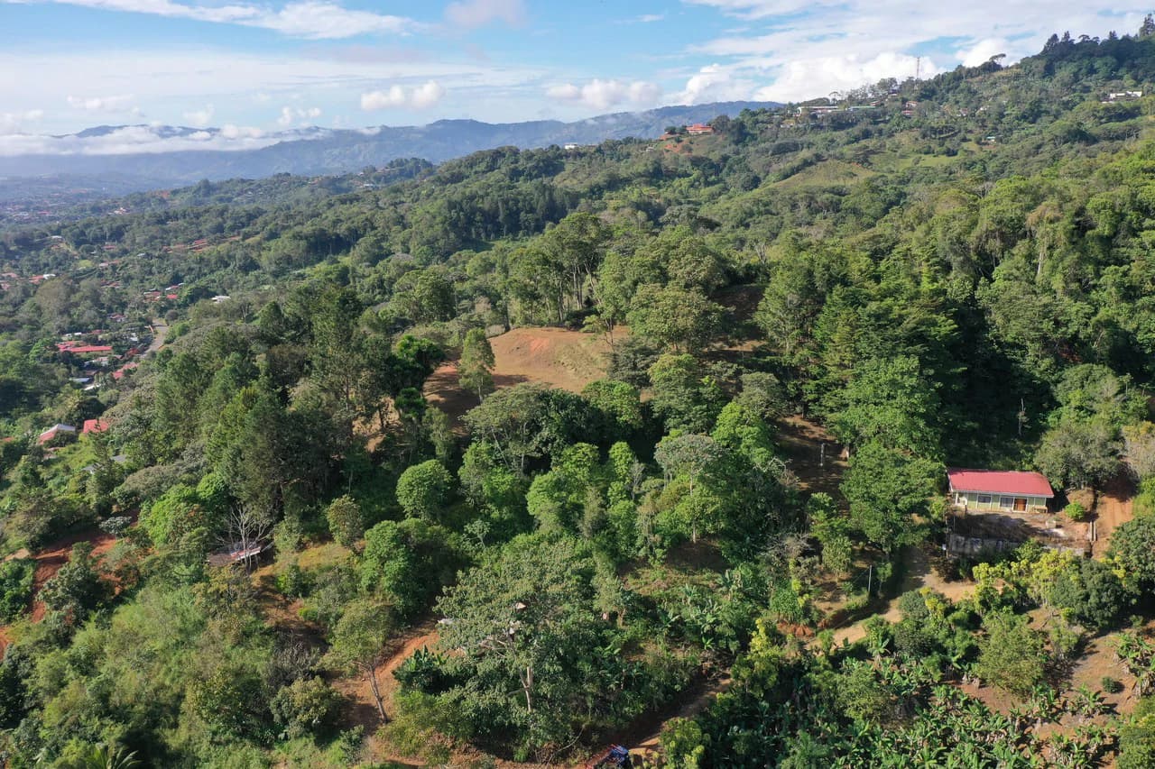 Stunning 2.4 Acre Property in Quebradas San Isidro del General