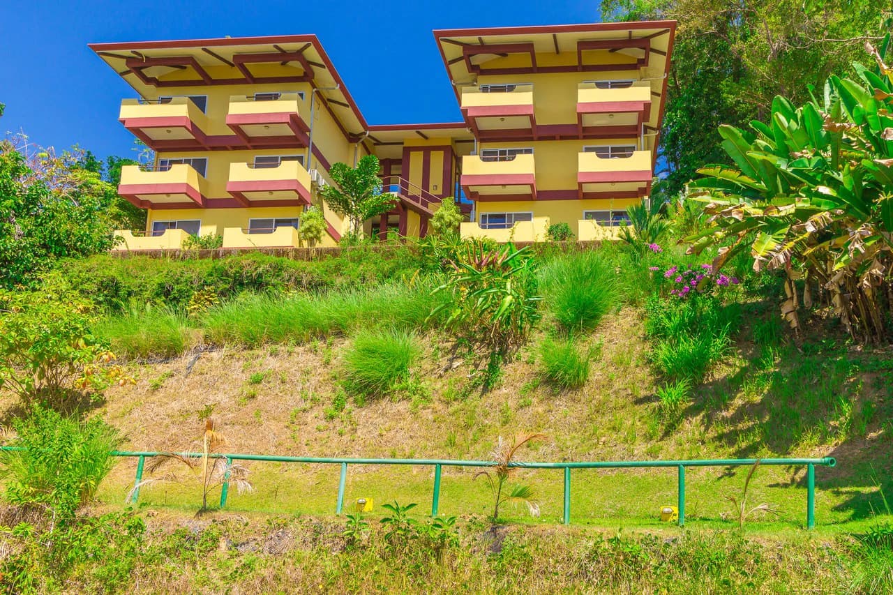 Popular 20-room Boutique hotel /retreat. Stunning ocean views - photo 14