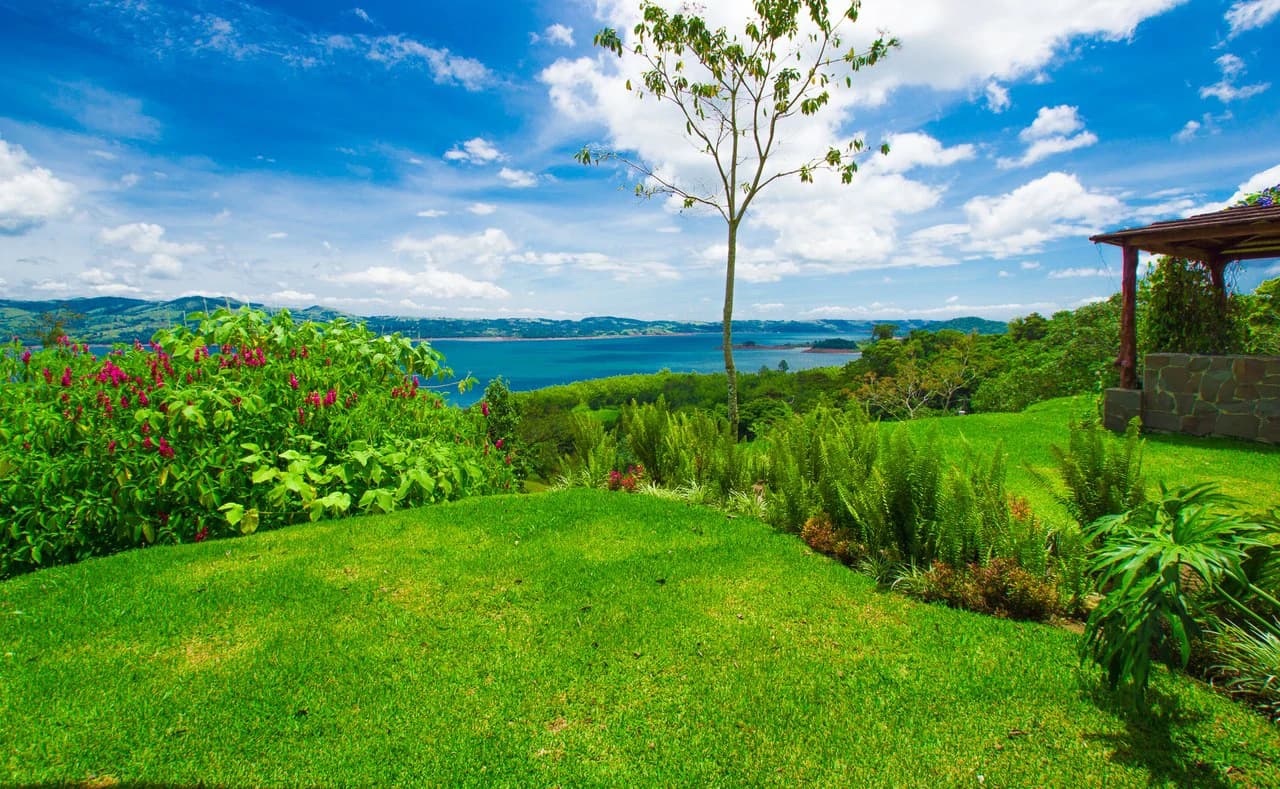 Luxury Vacation Rental Villas for Sale with Amazing Views of Lake Arenal - photo 5