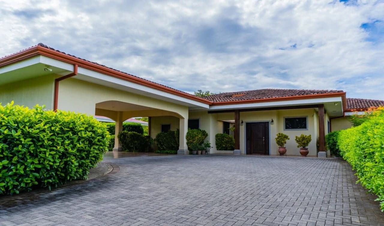 House For Sale in Curubandé