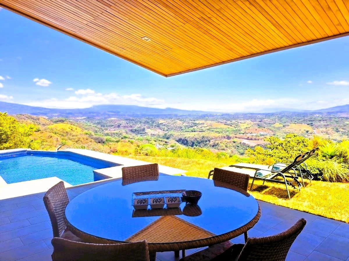 Atenas Hillside Escape: Private Hillside Retreat in exclusive Roca Verde