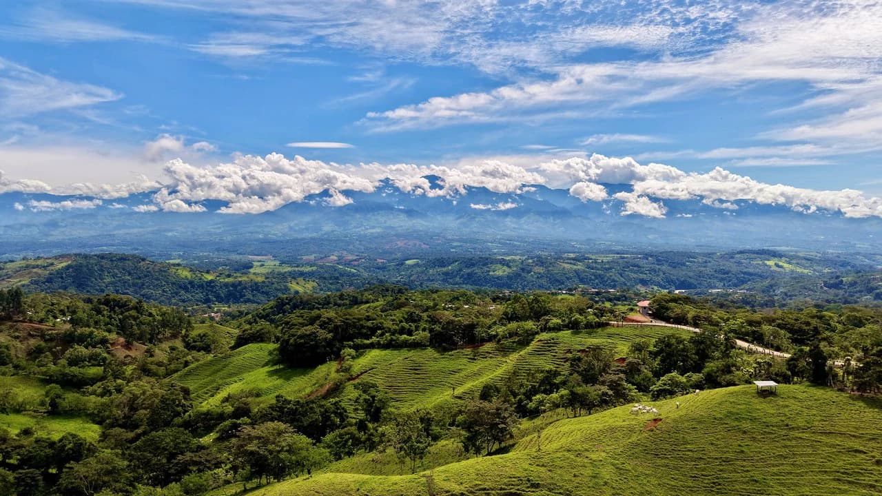 Mountain and Countryside House For Sale in Daniel Flores - photo 2