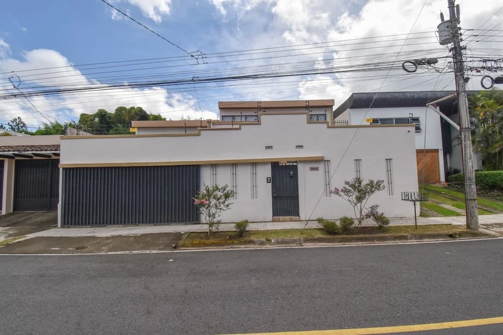 Casa de 3 Habitaciones + Oficina en Pinares: House For Sale in Pinares