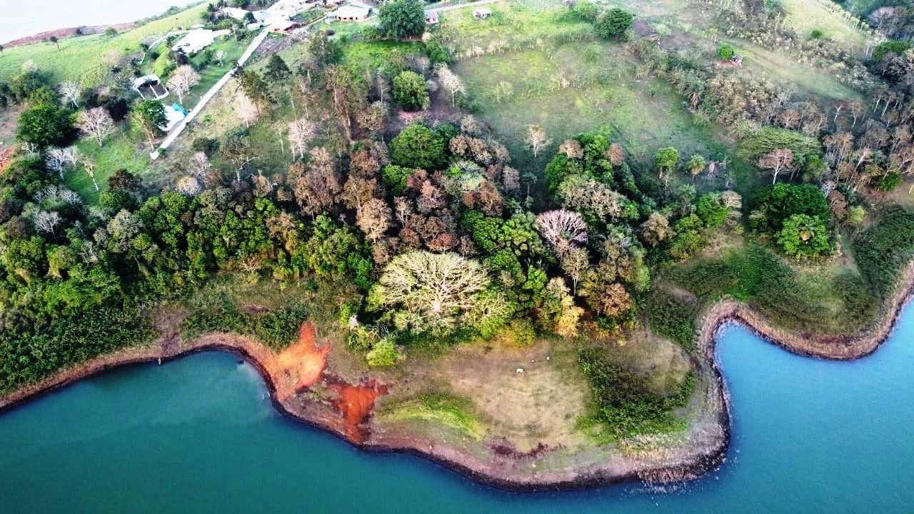 10.350 m2 Lakefront Property on Lake Arenal: Lakefront - 200 m2 bungalow with 10,350 m2 private land (building land) on Lake Arenal - photo 2