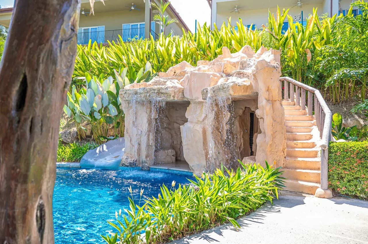 Peaceful and Secure 3BR Condo with Private Pool in Las Lomas - photo 5