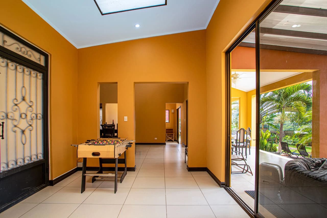 Modern Furnished Home Just 5 Minutes from Downtown Grecia - photo 16