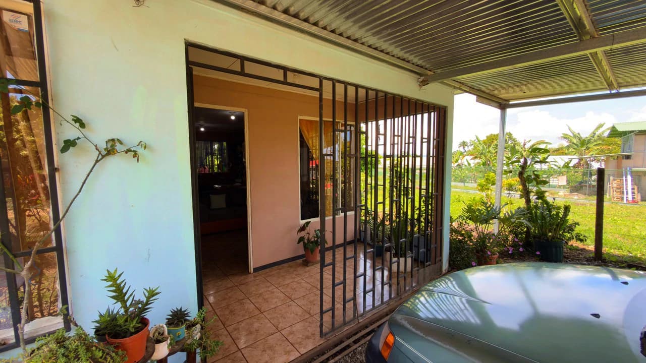 RURAL HOME IN PEACEFUL ENVIRONMENT AT PLAYA VERDE, SANTA ELENA 206 SQM LOT - photo 5