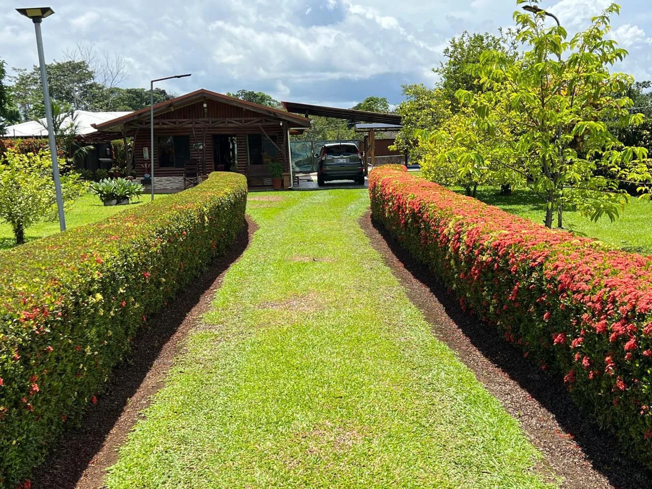 Beautiful 2 bedroom 2 bathroom house - Fully Furnished Turn Key in La Fortuna - photo 2