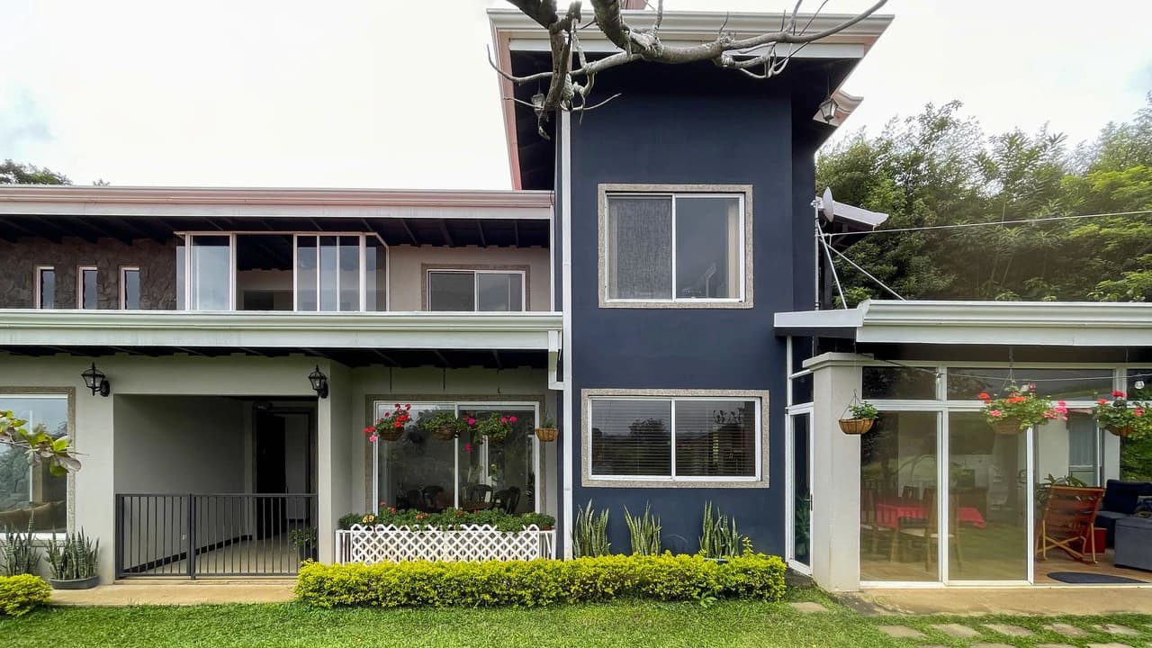 House for sale with large lots Grecia- San Isidro