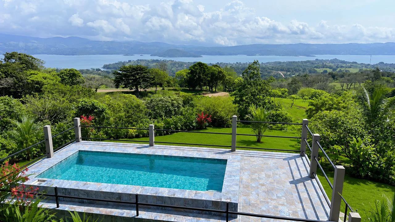Multi-residential compound: Multi-residential and commercial-mixed properties featuring combined office/call-center spaces and residential apartments on Lake Arenal - photo 3