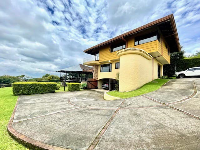 Colonial-Contemporary House with Retractable Star Roof, Guest House, and Panoramic Views - photo 2