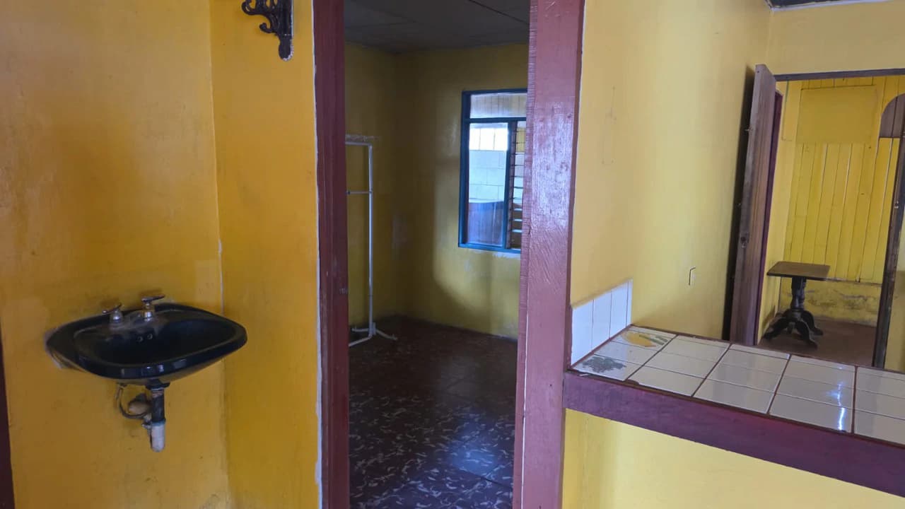 Typical Tico House for sale, 3-bedroom homestead in a prime location in Playas del Coco, on the main road to Ocotal - photo 6