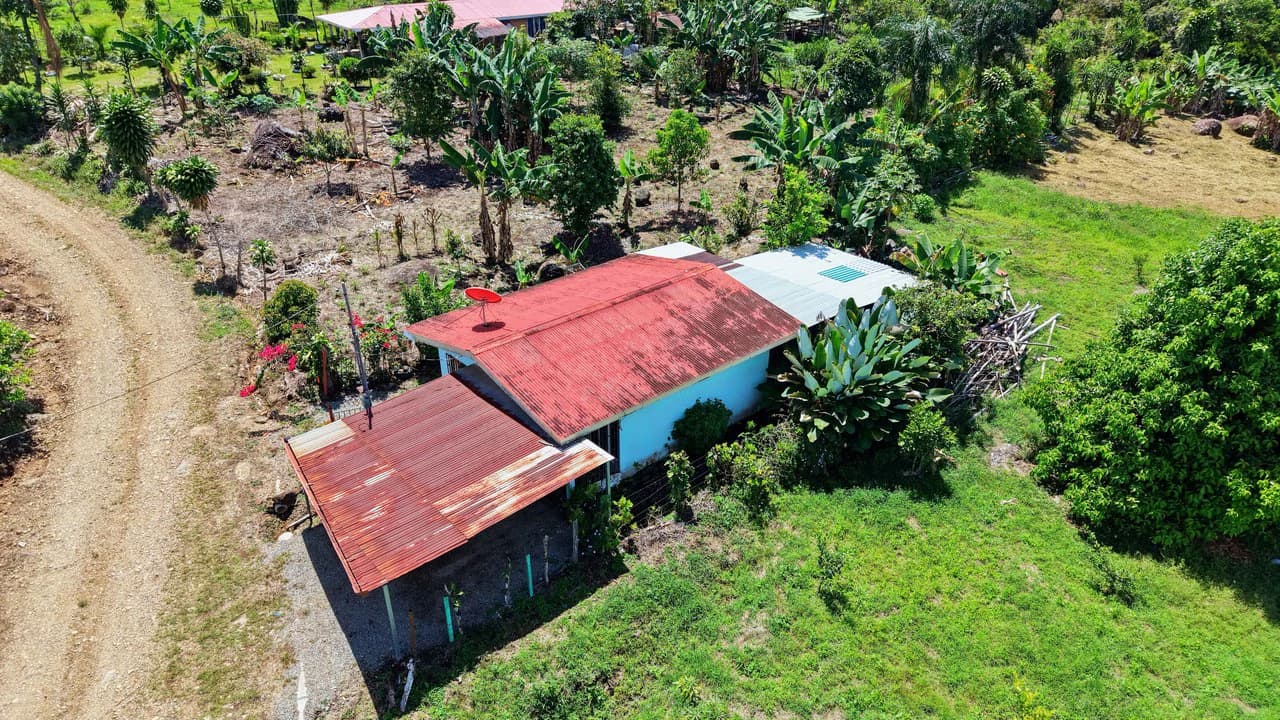 RURAL HOME IN PEACEFUL ENVIRONMENT AT PLAYA VERDE, SANTA ELENA 206 SQM LOT - photo 18