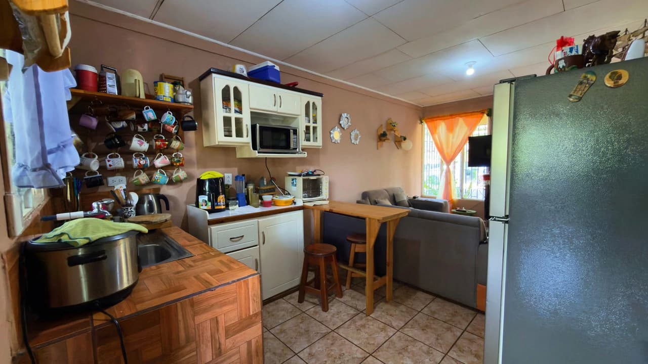 RURAL HOME IN PEACEFUL ENVIRONMENT AT PLAYA VERDE, SANTA ELENA 206 SQM LOT - photo 8