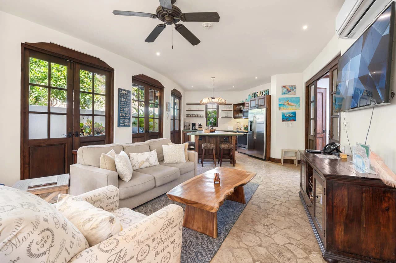 10 Plaza Carlota: A Rare Single-Level Gem in Las Catalinas - photo 2