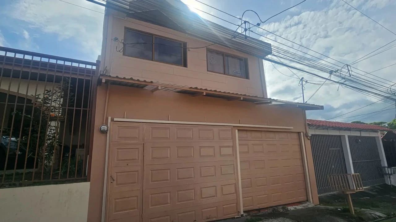 Spacious 6-Bedroom Family Home in Residencial Saint Clare, Moravia - photo 17