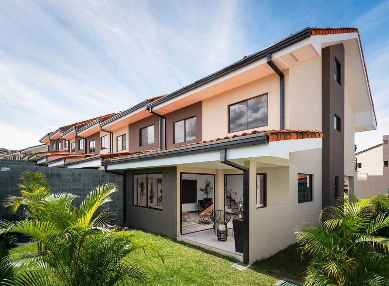 J-70: Gorgeous House for sale with 4 bedrooms and 2 parking spaces in Santa Ana, Costa Rica - photo 3